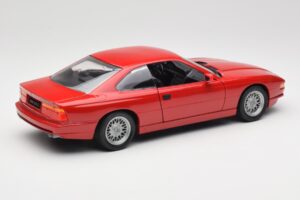 BMW 850Ci E31 Brilliant Red Revell 1:18 8827 Metal — billede 3 af 8