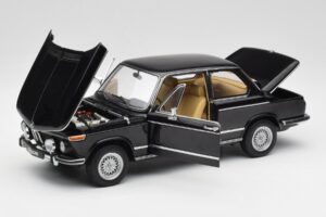 BMW 2002 L E10 Sort AUTOart 1:18 70603 Metal — billede 2 af 8