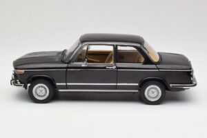 BMW 2002 L E10 Sort AUTOart 1:18 70603 Metal — billede 4 af 8