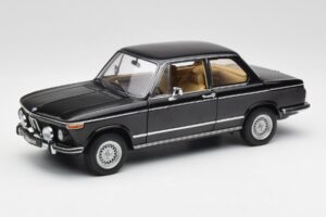 BMW 2002 L E10 Sort AUTOart 1:18 70603 Metal