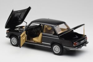 BMW 2002 L E10 Sort AUTOart 1:18 70603 Metal — billede 5 af 8