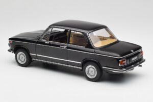 BMW 2002 L E10 Sort AUTOart 1:18 70603 Metal — billede 7 af 8