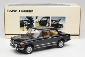BMW 2002 L E10 Sort AUTOart 1:18 70603 Metal — billede 8 af 8