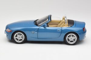 BMW Z4 E85 Maldives Blue Bburago 1:18 34046BLUE Metal — billede 4 af 8