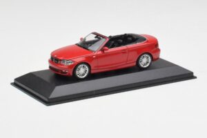BMW 1-serie E88 Cabriolet Karmosinrød Minichamps 1:43 431026230 Metal — billede 2 af 5