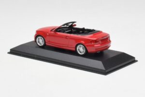 BMW 1-serie E88 Cabriolet Karmosinrød Minichamps 1:43 431026230 Metal — billede 3 af 5