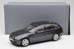 BMW 330i E91 Touring Mørkegrå Kyosho 1:18 80430394360 Metal — billede 8 af 8
