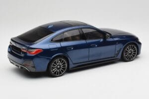 BMW i4 M50 G26 Portimao Blue Minichamps 1:18 110023012 Metal — billede 3 af 8
