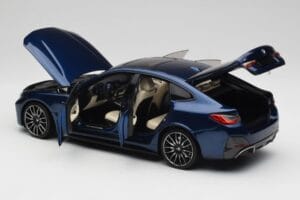 BMW i4 M50 G26 Portimao Blue Minichamps 1:18 110023012 Metal — billede 5 af 8