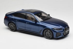 BMW i4 M50 G26 Portimao Blue Minichamps 1:18 110023012 Metal — billede 6 af 8