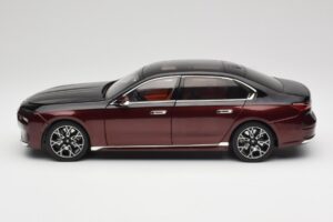 BMW i7 G70 Black & Red Metallic Minichamps 1:18 110023201 Metal — billede 4 af 8