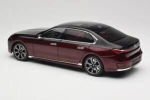 BMW i7 G70 Black & Red Metallic Minichamps 1:18 110023201 Metal — billede 7 af 8