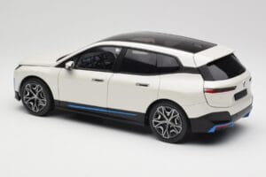 BMW iX Alpine White Minichamps 1:18 110023102 Metal — billede 7 af 8