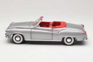 Borgward Isabella Cabriolet Sølv Revell 1:18 8411 Metal — billede 4 af 8