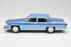 Cadillac Fleetwood Brougham Blå Metallic MCG 1:18 MCG18252 Metal — billede 3 af 6