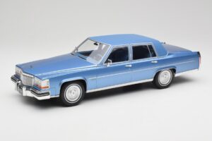 Cadillac Fleetwood Brougham Blå Metallic MCG 1:18 MCG18252 Metal