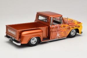 Chevrolet C-10 Stepside Pickup Lowrider Orange med Flamme Sun Star 1:18 1392 Metal — billede 2 af 6