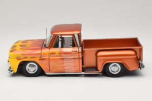 Chevrolet C-10 Stepside Pickup Lowrider Orange med Flamme Sun Star 1:18 1392 Metal — billede 3 af 6