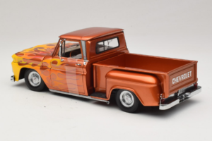 Chevrolet C-10 Stepside Pickup Lowrider Orange med Flamme Sun Star 1:18 1392 Metal — billede 5 af 6