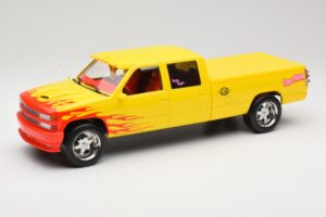 Chevrolet C2500 Silverado Pussy Wagon From Kill Bill Gul GreenLight 1:18 19015 Metal