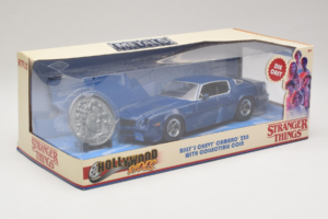 Chevrolet Camaro Z28 Stranger Things With Collectible Coin Metals Diecast 1:24 31110 Metal — billede 2 af 3