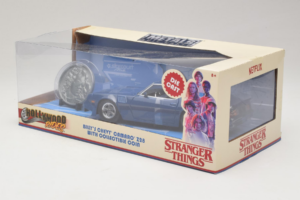 Chevrolet Camaro Z28 Stranger Things With Collectible Coin Metals Diecast 1:24 31110 Metal — billede 3 af 3