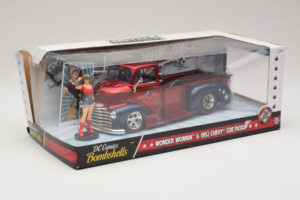Chevrolet COE Pickup Wonder Woman With Figure Metals Diecast 1:24 30453 Metal — billede 2 af 3