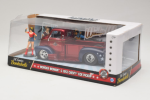 Chevrolet COE Pickup Wonder Woman With Figure Metals Diecast 1:24 30453 Metal — billede 3 af 3
