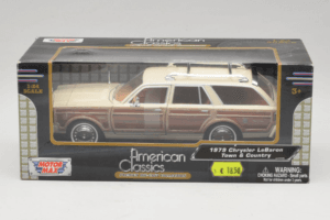 Chrysler LeBaron Town & Country Beige Motormax 1:24 MM7331BG Metal