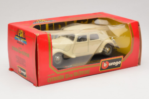 Citroen 15CV Traction Avant Beige Bburago 1:24 1501-B1 Metal — billede 2 af 3