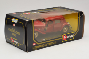 Citroen 15CV TA Rød Bburago 1:24 1501 Metal — billede 2 af 3