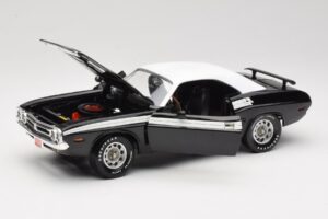 Dodge Challenger R/T Sort & Hvid ERTL 1:18 36549 Metal — billede 2 af 8