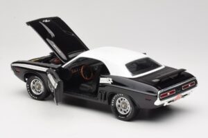Dodge Challenger R/T Sort & Hvid ERTL 1:18 36549 Metal — billede 5 af 8
