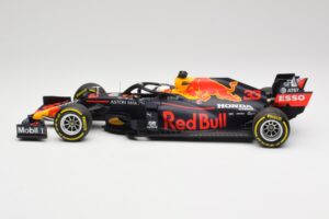 Aston Martin Red Bull Racing RB16 #33 M. Verstappen Abu Dhabi GP Winner 2020 Minichamps 1:18 110201733 Metal — billede 3 af 7