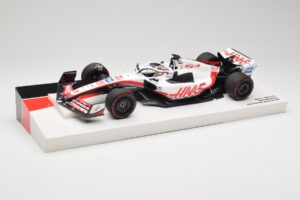 Haas VF-22 #20 K. Magnussen Pole Position Brazil GP 2022 Minichamps 1:18 147222120 Metal — billede 2 af 7