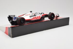 Haas VF-22 #20 K. Magnussen Pole Position Brazil GP 2022 Minichamps 1:18 147222120 Metal — billede 3 af 7