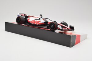 Haas VF-22 #20 K. Magnussen Pole Position Brazil GP 2022 Minichamps 1:18 147222120 Metal — billede 4 af 7