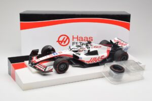Haas VF-22 #20 K. Magnussen Pole Position Brazil GP 2022 Minichamps 1:18 147222120 Metal — billede 7 af 7