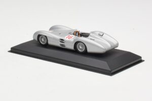 Mercedes W196 Streamliner #16 J.M. Fangio GP Italy Winner 1954 Minichamps 1:43 432543016 Metal — billede 3 af 4