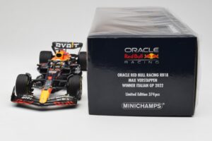 Oracle Red Bull Racing RB18 #1 M. Verstappen Winner Italian GP 2022 Minichamps 1:18 110221601 Metal — billede 6 af 7