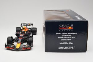 Oracle Red Bull Racing RB18 #11 S. Perez Monaco GP Winner Rain Tyre Version 2022 Minichamps 1:18 110222711 Metal — billede 6 af 7