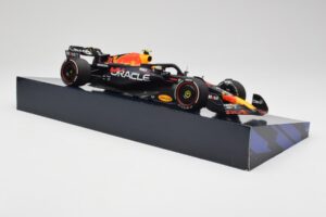 Red Bull Racing RB19 #11 S. Perez Winner Saudi Arabian GP 2023 Minichamps 1:18 113230111 Metal — billede 4 af 6
