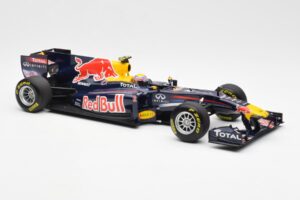 Red Bull Racing RB7 #2 M. Webber Showcar F1 2011 Minichamps 1:18 110110072 Metal — billede 4 af 6