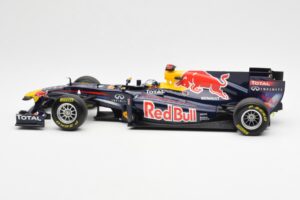 Red Bull Racing Renault RB6 #5 S. Vettel F1 World Champion Showcar 2010 Minichamps 1:18 150100075 Metal — billede 3 af 6