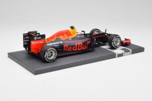 Red Bull RB12 #33 M. Verstappen Spain GP Winner 2016 Minichamps 1:18 117160333 Metal — billede 3 af 7