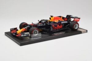 Red Bull RB16B #33 M. Verstappen Abu Dhabi GP 2021 Winner Missing Figurine & Pitboard Minichamps 1:18 113212333 Resin — billede 2 af 7