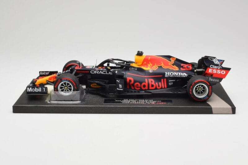 Red Bull RB16B #33 M. Verstappen Abu Dhabi GP 2021 Winner Missing Figurine & Pitboard Minichamps 1:18 113212333 Resin