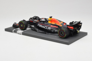 Red Bull Racing RB18 #1 M. Verstappen Japan GP Winner 2022 Minichamps 1:18 113221801FB-R1 Metal — billede 5 af 8