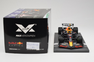 Red Bull Racing RB18 #1 M. Verstappen Japan GP Winner 2022 Minichamps 1:18 113221801FB-R1 Metal — billede 6 af 8