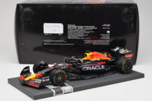 Red Bull Racing RB18 #1 M. Verstappen Japan GP Winner 2022 Minichamps 1:18 113221801FB-R1 Metal — billede 7 af 8